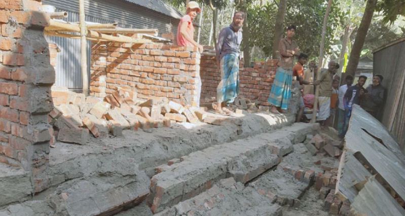 প্রধানমন্ত্রীর উপহারের ঘর ভেঙে পড়ল মমতাজের ওপর