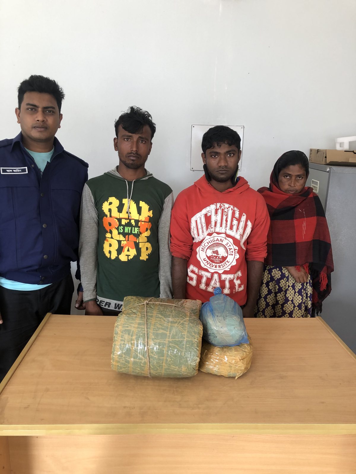 ০৫ কেজি গাঁজা সহ মাদক ব্যবসাীয় আটক ০৫ কেজি গাঁজা সহ মাদক ব্যবসাীয় আটক