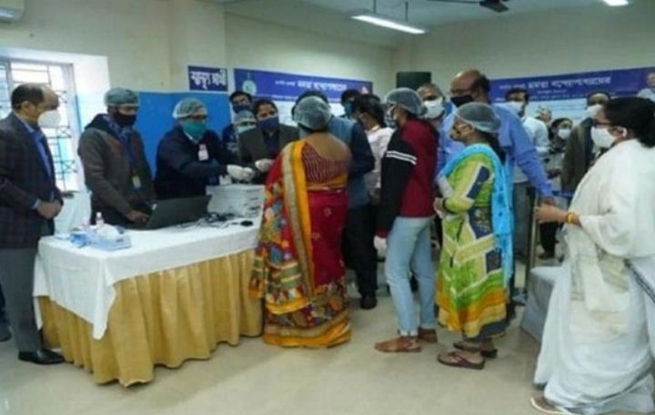 মমতা লাইনে দাঁড়িয়ে স্মার্টকার্ড নিলেন