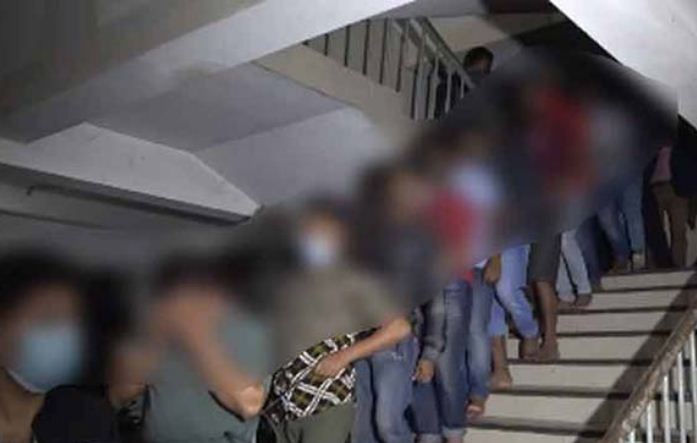 আবাসিক কটেজ থেকে ৫২ নারী-পুরুষ আটক আবাসিক কটেজ থেকে ৫২ নারী-পুরুষ আটক