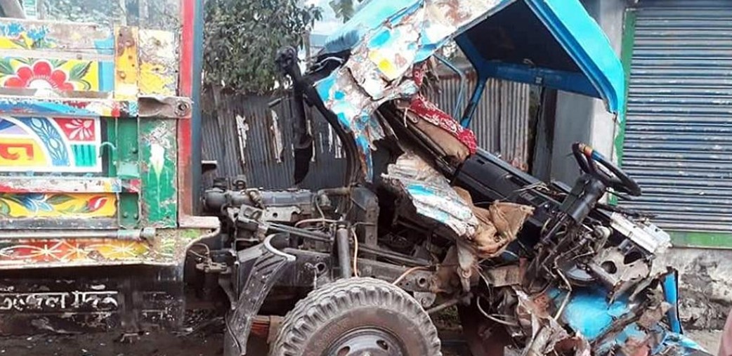 ট্রেনের ধাক্কায় উল্টে গেলো ট্রাক