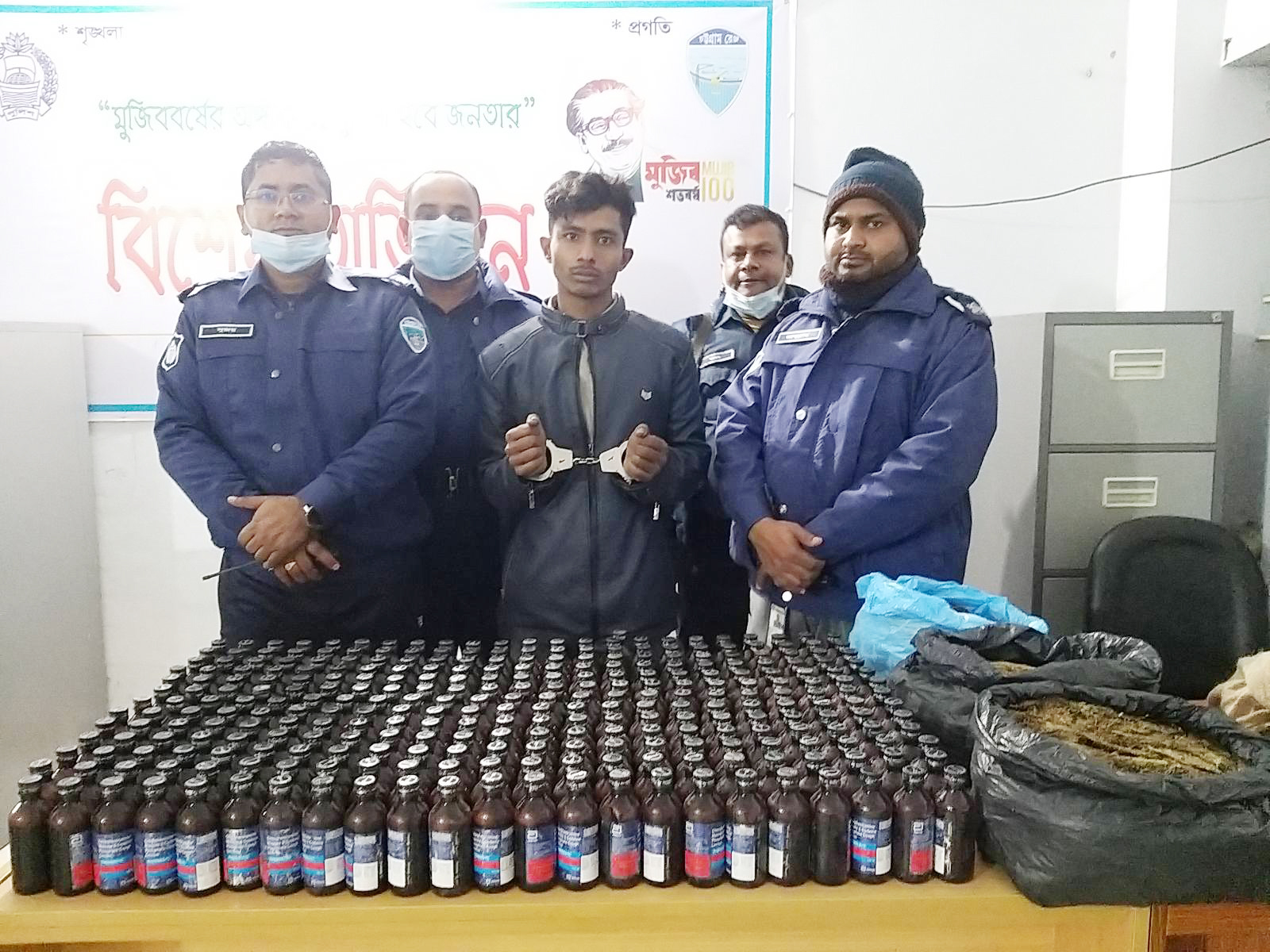 বুড়িচং থানা পুলিশের মাদক উদ্ধার অভিযানে ৩০৩ বোতল ফেন্সিডিল সহ ০৬ কেজি গাঁজা উদ্ধার