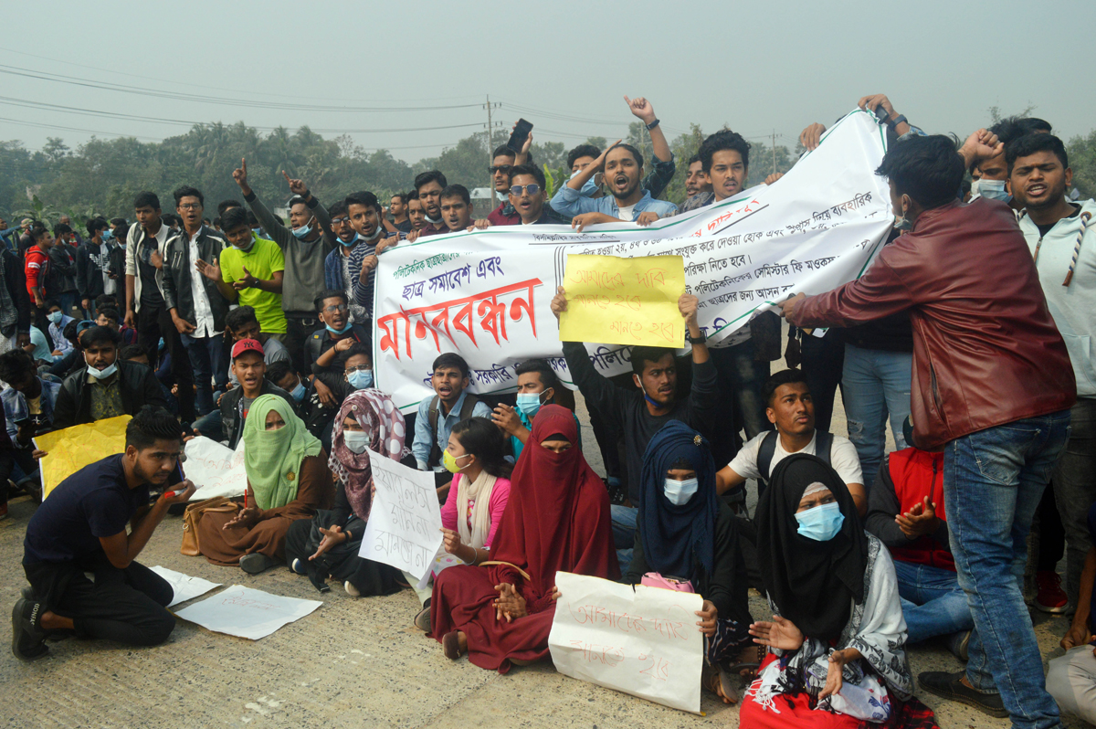 কুমিল্লায় পলিটেকনিকেল শিক্ষার্থীদের অবরোধ, ঢাকা-চট্টগ্রাম মহাসড়কে একঘন্টা যানচলাচল বন্ধ কুমিল্লায় পলিটেকনিকেল শিক্ষার্থীদের অবরোধ, ঢাকা-চট্টগ্রাম মহাসড়কে একঘন্টা যানচলাচল বন্ধ