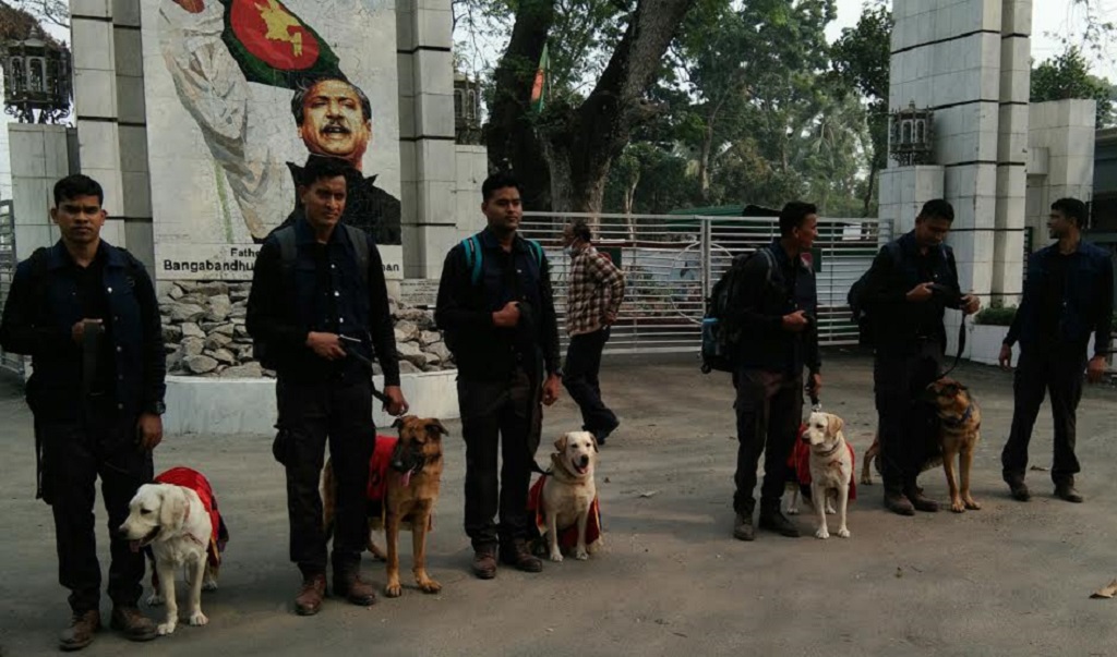 বাংলাদেশ সেনাবাহিনীকে প্রশিক্ষণপ্রাপ্ত কুকুর উপহার দিল ভারতীয় সেনাবাহিনী