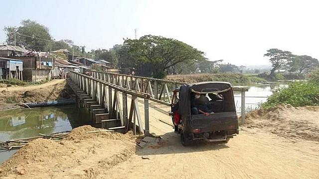 ১২ দিন পর যান চলাচল শুরু রাঙামাটি-খাগড়াছড়ি সড়কে ১২ দিন পর যান চলাচল শুরু রাঙামাটি-খাগড়াছড়ি সড়কে
