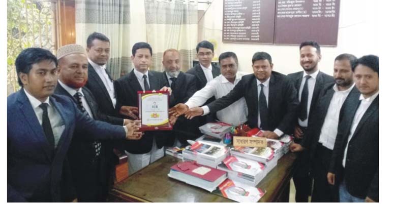 করোনা যোদ্ধা এড. সুজনকে কুমিল্লা জেলা আইনজীবী সমিতির সংবর্ধনা করোনা যোদ্ধা এড. সুজনকে কুমিল্লা জেলা আইনজীবী সমিতির সংবর্ধনা