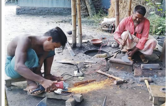 দেবীদ্বারে ঈদকে সামনে রেখে বাড়ছে কামারদের ব্যস্ততা 