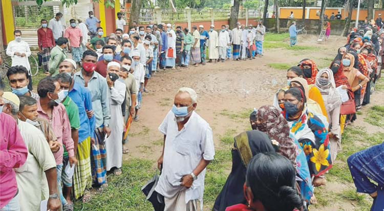 টিকা নিতে গ্রামে উৎসব টিকা নিতে গ্রামে উৎসব