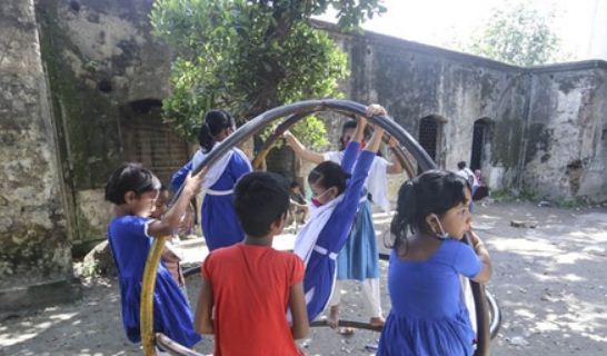 ২ কিলোমিটারের মধ্যে স্কুল  নির্মাণের সুপারিশ