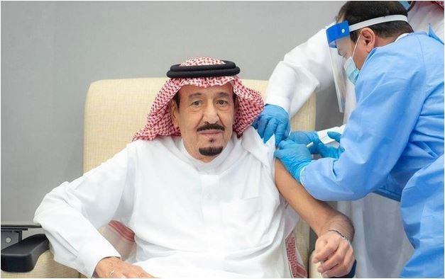 সৌদি বাদশা কোভিড-১৯ টিকা নিলেন 