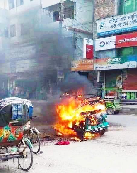 নগরীতে ব্যাটারি শর্ট সার্কিটে অটোরিকশায় অগ্নিকাণ্ড, তিন যাত্রী মেডিক্যালে ভর্তি