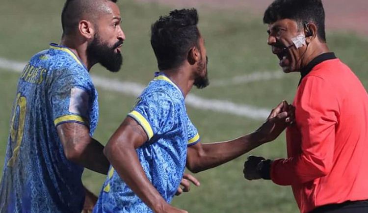 রেফারিকে তাড়া সোহেল-টুটুলের রেফারিকে তাড়া সোহেল-টুটুলের