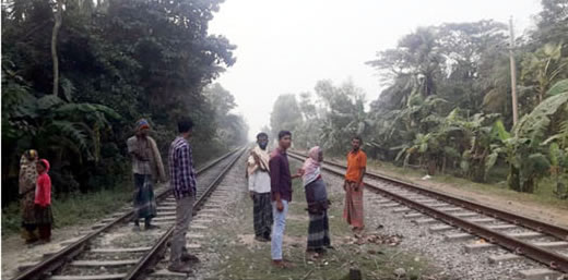 বাড়ি ঘেঁষে অরক্ষিত রেললাইন ক’দিন পরপরই যাচ্ছে প্রাণ