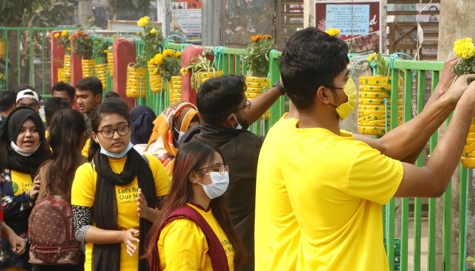 কুমিল্লা টাউন হলে জঞ্জালের দেয়াল এখন ফুল বাগান