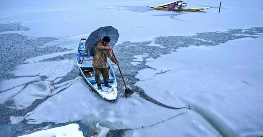 কাশ্মীরে লেকের পানি জমে বরফ