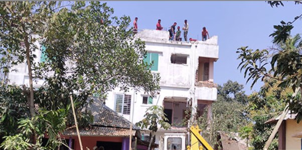 কুমিল্লায় সড়কের উপর নির্মিত ভবন উচ্ছেদ