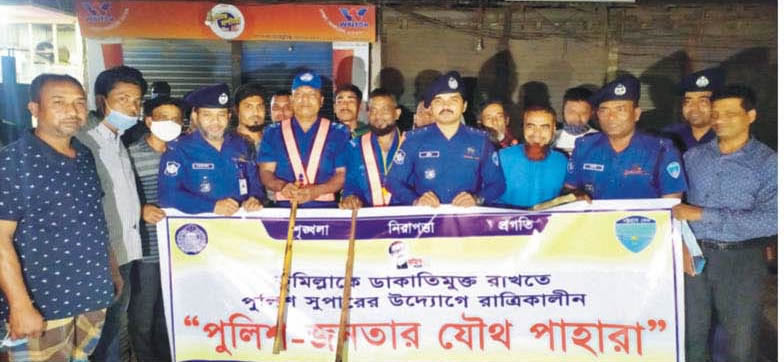 চুরি-ডাকাতি প্রতিরোধে মনোহরগঞ্জে পুলিশ-জনতার যৌথ পাহারা চুরি-ডাকাতি প্রতিরোধে মনোহরগঞ্জে পুলিশ-জনতার যৌথ পাহারা