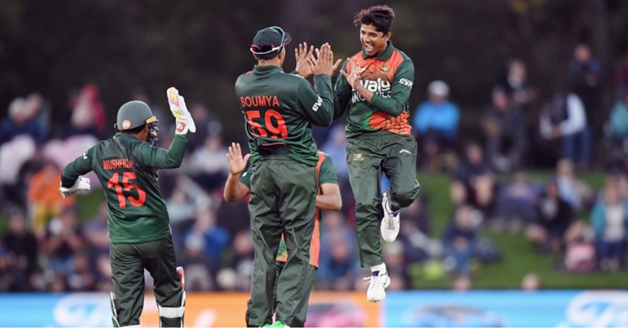 ছক্কা খেয়ে জুটি ভাঙলেন মেহেদি, বৃষ্টিতে বন্ধ খেলা