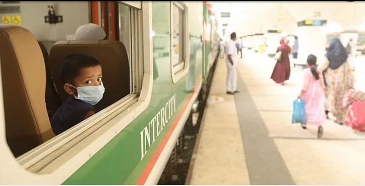 অর্ধেক আসন ফাঁকা রেখে ট্রেন চলাচল শুরু