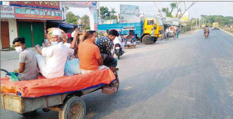 মহাসড়কে অবৈধ যানে অবাধে চলছে গণপরিবহন!