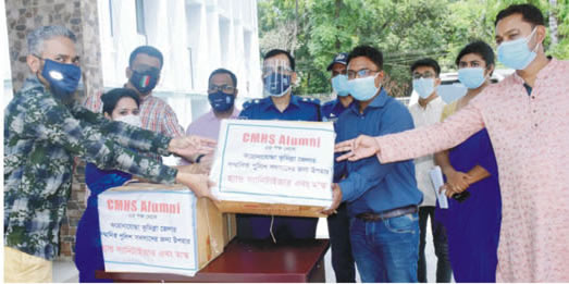 কুমিল্লা মডার্ন হাইস্কুল এলামনাই থেকে পুলিশের জন্য মাস্ক-স্যানিটাইজার প্রদান কুমিল্লা মডার্ন হাইস্কুল এলামনাই থেকে পুলিশের জন্য মাস্ক-স্যানিটাইজার প্রদান