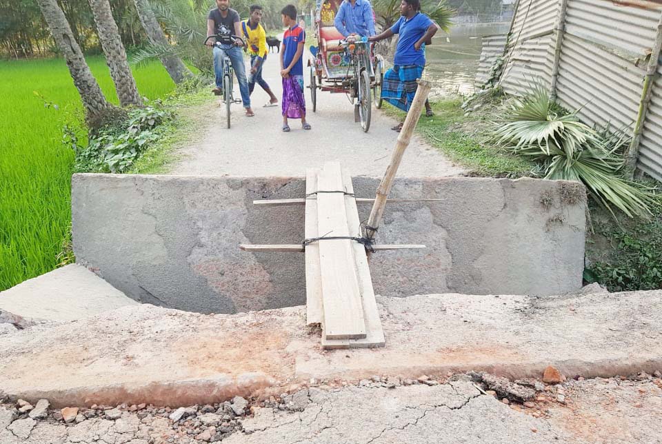 চান্দিনার বামনীখোলা ও জিরুআইশ গ্রামে সড়ক যোগাযোগ বিচ্ছিন্ন 
