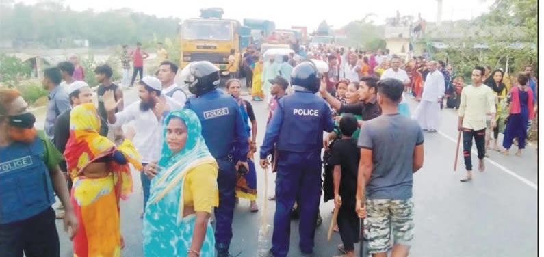 বেদে-স্থানীয়দের দ্বন্দে মহাসড়ক অবরোধ চান্দিনা