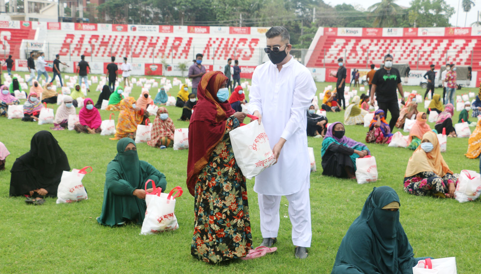 কুমিল্লা ক্রিকেট কমিটির সভাপতির উদ্যোগে ১ হাজার অসহায় মানুষের মাঝে ঈদ উপহার