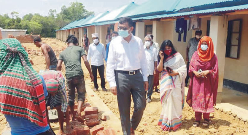 প্রধানমন্ত্রীর উপহার ব্রাহ্মণপাড়ায় ঘর নির্মাণ পরিদর্শনে জেলা প্রশাসক 