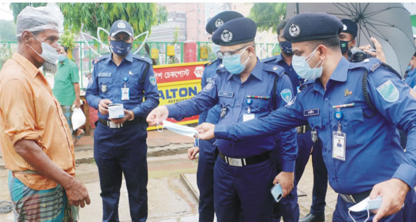 কুমিল্লায় মাস্ক নিয়ে সড়ক ও শপিংমলে পুলিশ 