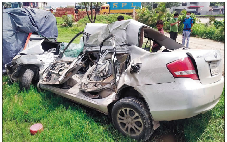 বাসের ধাক্কায় প্রাইভেটকার চালকসহ তিনজনের মৃত্যু 