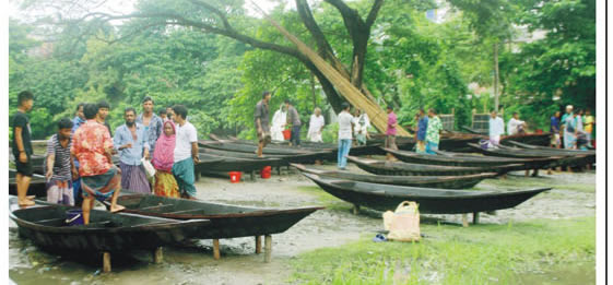 বিলীন হওয়ার পথে শত বছরের নৌকা হাট