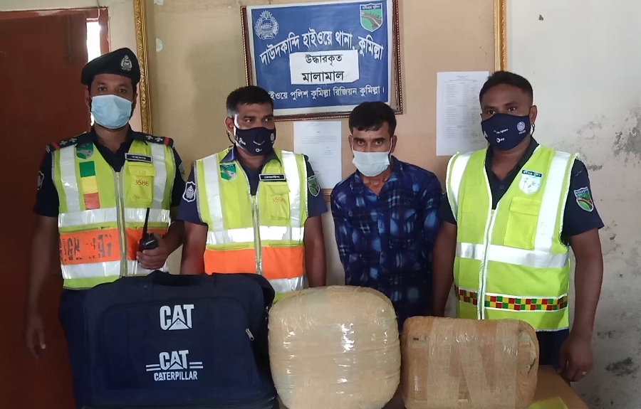দাউদকান্দিতে ৯ কেজি গাঁজাসহ একজন গ্রেফতার দাউদকান্দিতে ৯ কেজি গাঁজাসহ একজন গ্রেফতার