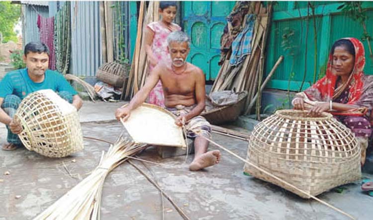 ব্রাহ্মণপাড়া ভালো নেই বাঁশ বেত শিল্পের কারিগররা