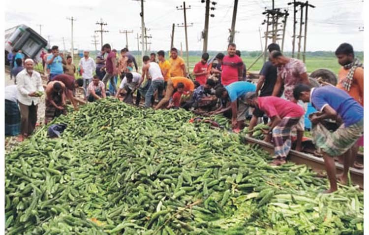 দুর্ঘটনাকবলিত পিকআপের সবজি লুটের হিড়িক!