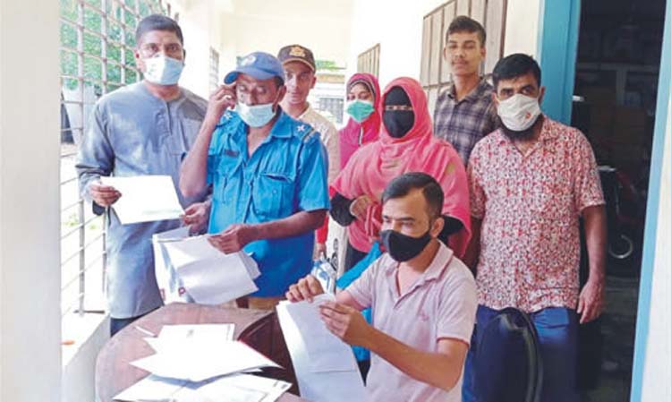 ব্রাহ্মণপাড়ায় পিয়ন দিয়ে চলছে নির্বাচন অফিসের কার্যক্রম ব্রাহ্মণপাড়ায় পিয়ন দিয়ে চলছে নির্বাচন অফিসের কার্যক্রম