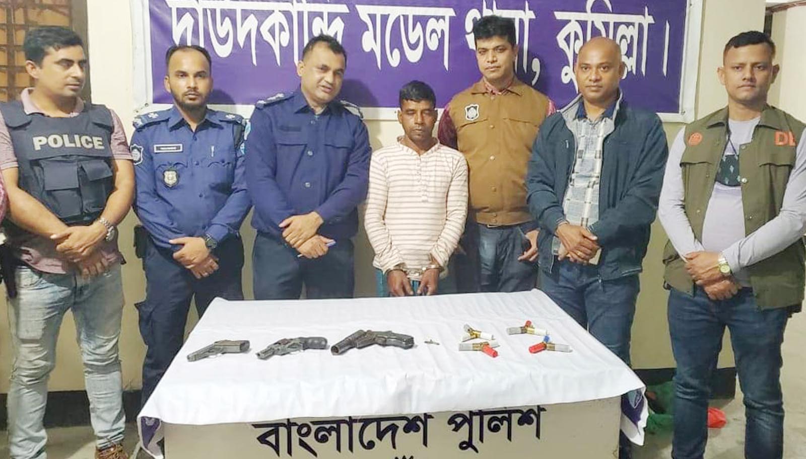 অবৈধ অস্ত্রের ঝনঝানি কুমিল্লায় অবৈধ অস্ত্রের ঝনঝানি কুমিল্লায়