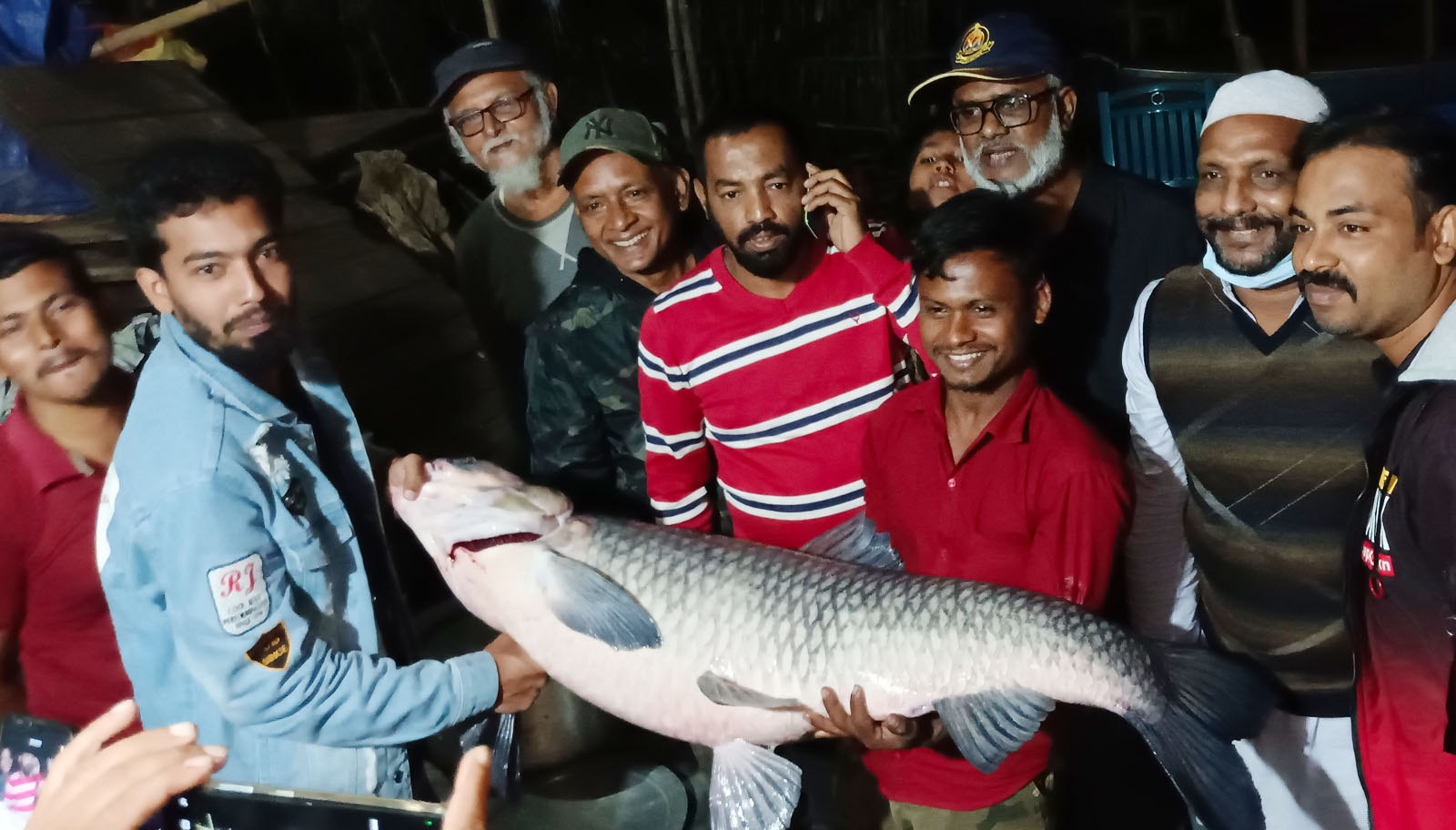 ধর্মসাগরে বড়শিতে ধরা পড়লো ৩০ কেজি ওজনের ব্ল্যাক কার্প মাছ