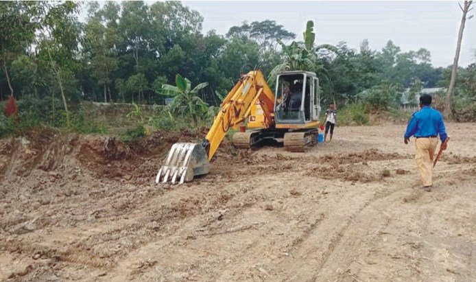 লালমাইয়ে নদীর পাড় কেটে মাটি বিক্রি, জরিমানা গুণলেন ব্যবসায়ী