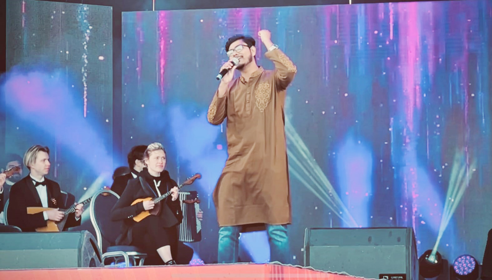 রাশিয়ায় আন্তর্জাতিক মঞ্চে কুমিল্লার গায়ক আলাদাউদ্দিন রাশিয়ায় আন্তর্জাতিক মঞ্চে কুমিল্লার গায়ক আলাদাউদ্দিন