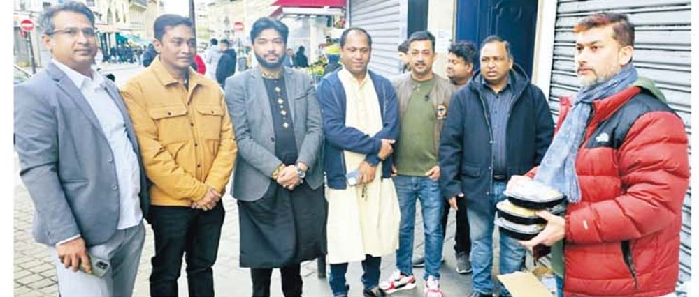  প্যারিসের রোজাদারদের মাঝে ইফতার বিতরণ