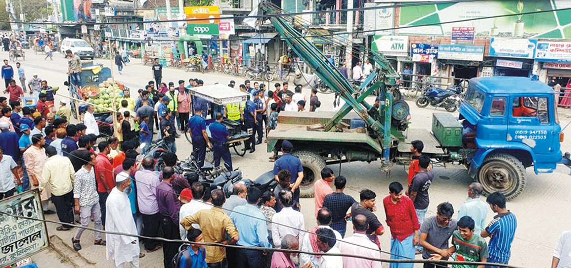  মহাসড়কের চৌদ্দগ্রাম বাজার এলাকায় উচ্ছেদ অভিযান