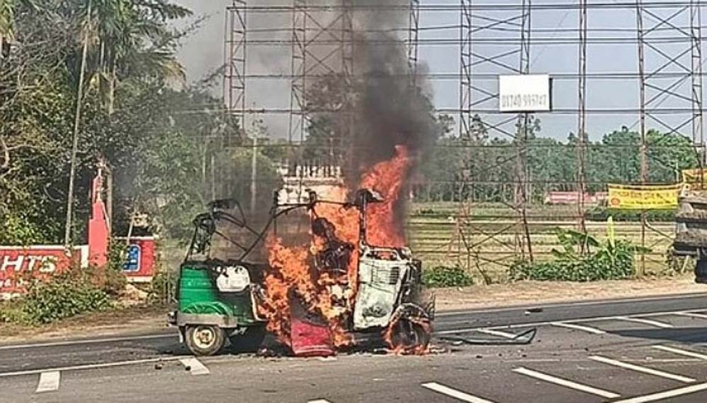  সিলিন্ডার ফেটে অটোরিকশায় আগুন, ভেতরেই অঙ্গার চালক