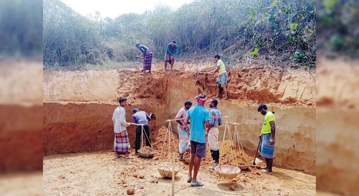 কুবিতে বাস্কেটবল গ্রাউন্ডের জন্য কাটা হচ্ছে পাহাড়