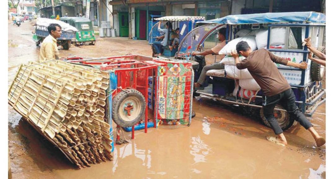  সামান্য বৃষ্টি হলেই জলাবদ্ধতা ব্রাহ্মণপাড়ায় তীব্র যানজটে দুর্ভোগ চরমে 