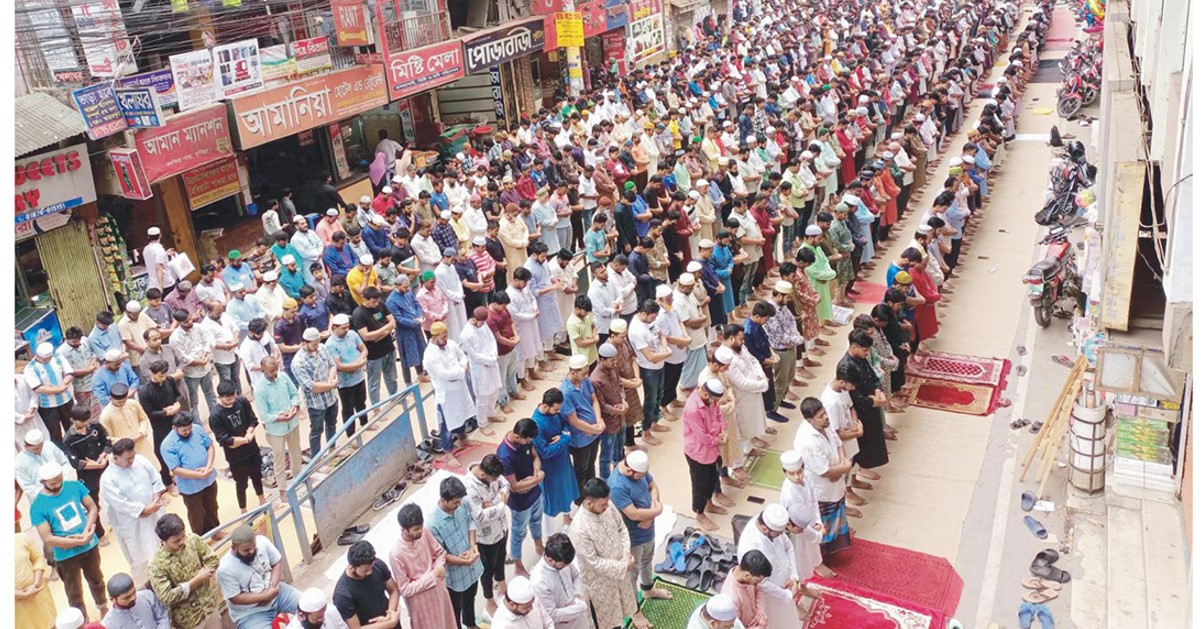   কুমিল্লায় রমজানের তৃতীয়  জুমায় মুসল্লীদের ঢল 