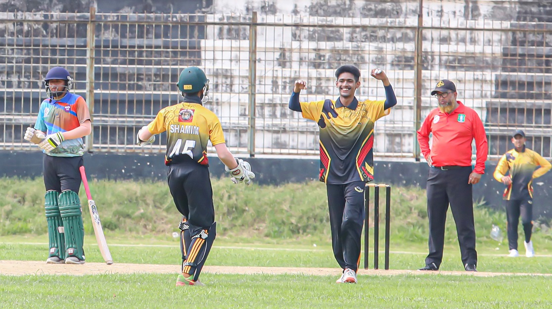 মনিরের ৫ উইকেট শিকারে কুমিল্লা সুপার স্টারের উড়ন্ত সূচনা  