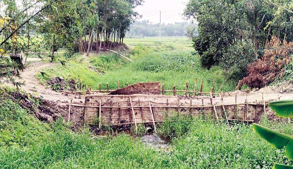  খিড়া নদীতে বাঁধ নির্মাণ করে কৃষিজমির মাটি নিচ্ছে ইটভাটায় 