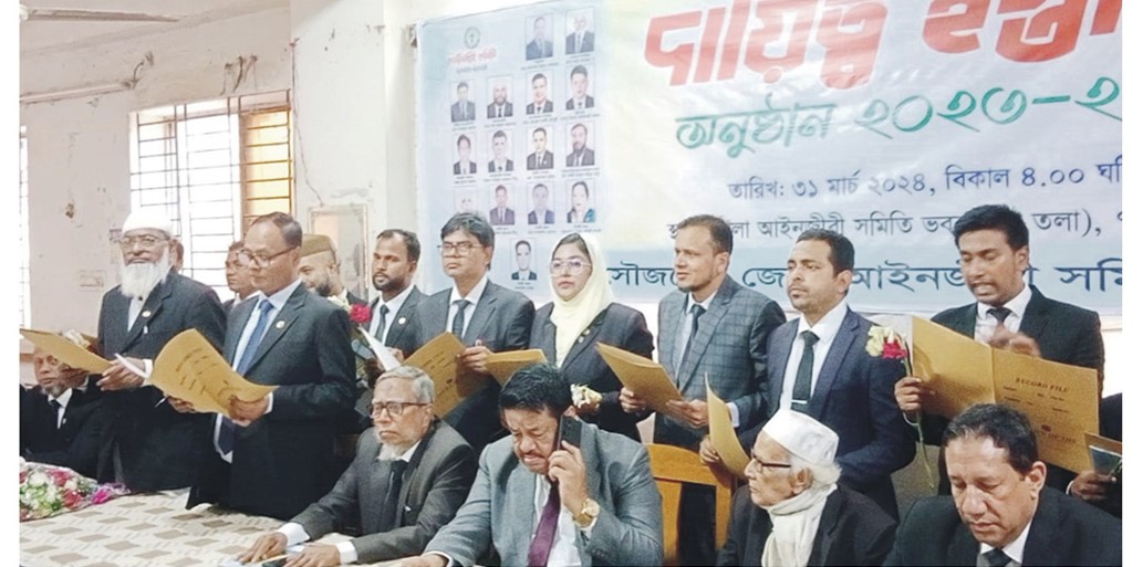  কুমিল্লা আইনজীবী সমিতির নতুন কমিটির নিকট দায়িত্ব হস্তান্তর 