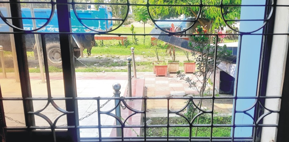   চান্দিনা পৌর ভবনে দুর্ধর্ষ চুরি! 